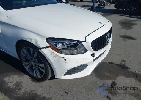2016 Mercedes-Benz C 300 z USA, uszkodzony, nr VIN 55SWF4JB2GU164490